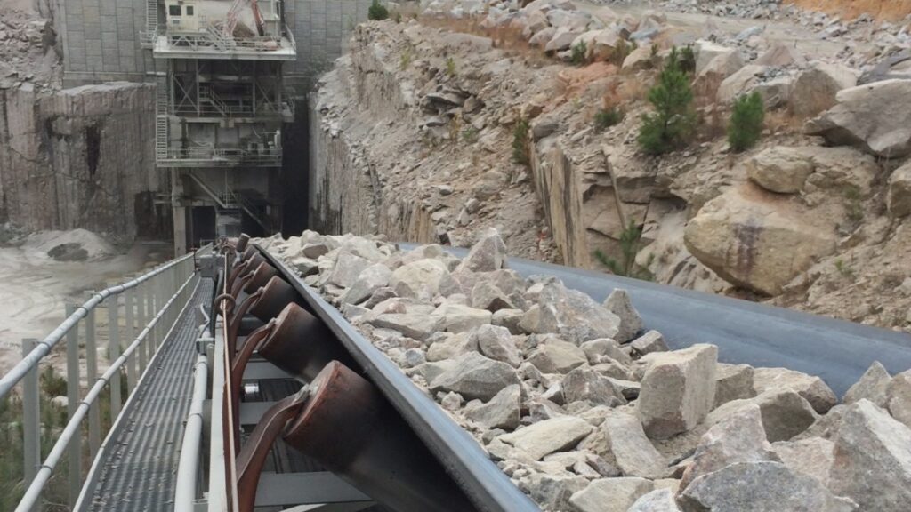 Banda transportadora Continental moviendo agregados en un entorno rocoso goodyear rubber products